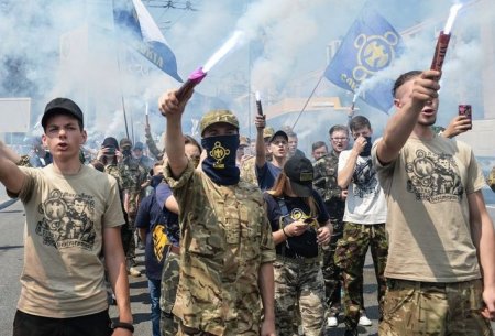 Киевский радикал напал на украинцев с флагом РФ